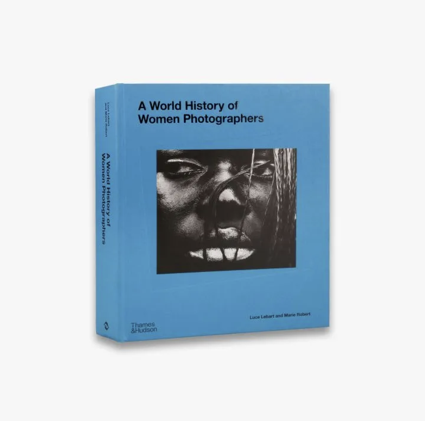 A World History of Women Photographers English version ((co-author，publication) 《世界女性摄影师史》（合著出版物）
